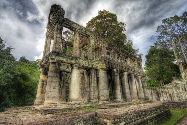 Colonnes munumintales du temple détruit