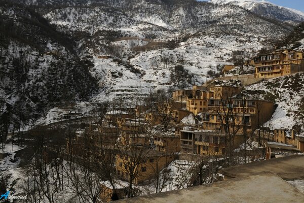 Casas en las montañas nevadas se pierden