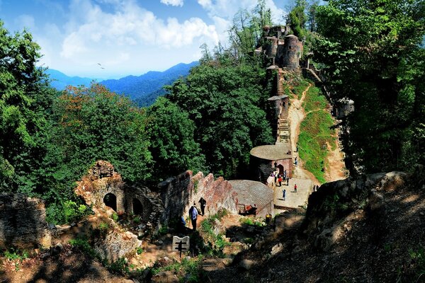 Architettura antica ai margini della roccia