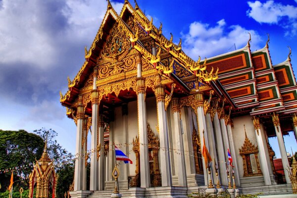 Temple Oriental avec de belles colonnes