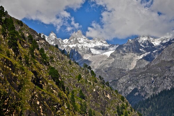 Asiatische Landschaft verschneiten Berggipfels