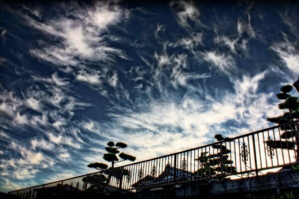 Ungewöhnlicher Himmel in gefiederten Wolken