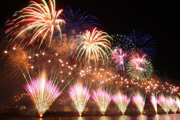 Atemberaubendes Feuerwerk auf der asiatischen Straße