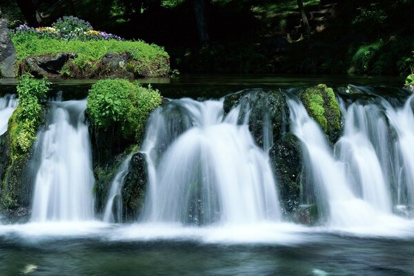 Kaskadierender Wasserfall - ein Wunder der Natur