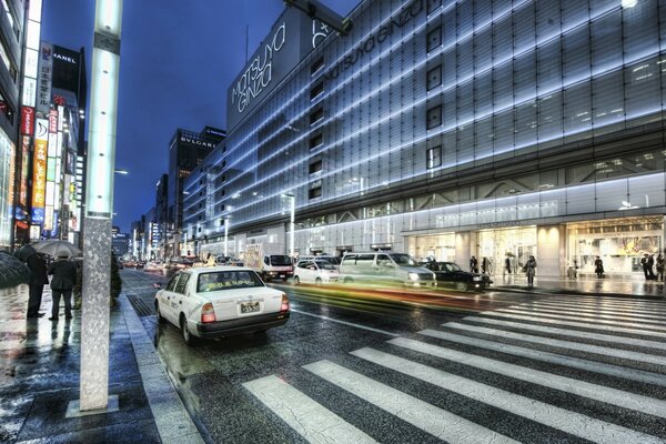 Le luci della città notturna riempiono le strade di luce