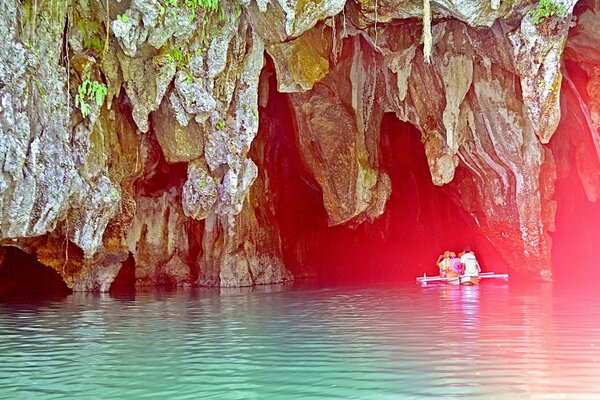 Menschen schwimmen in einer großen Höhle