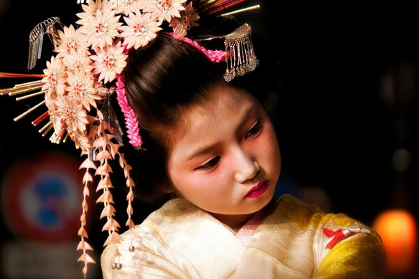 Fille en costume asiatique National