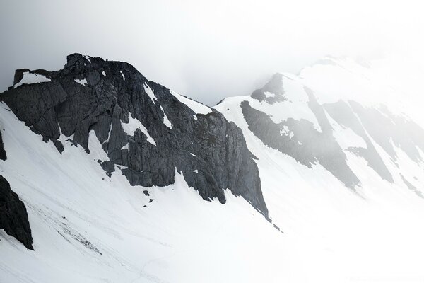 Cime rocciose coperte di neve