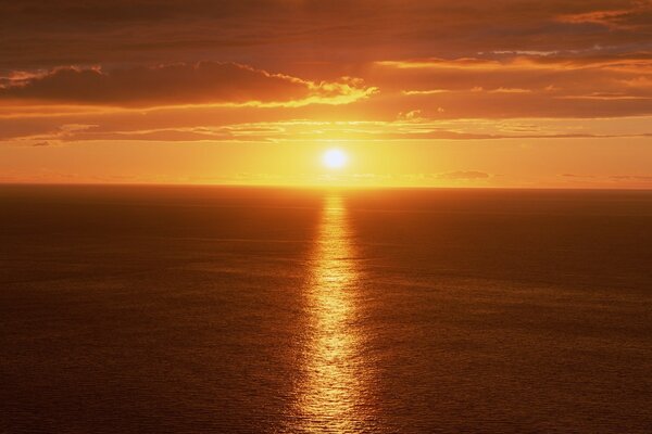 Sonnenuntergang in der Dämmerung des Meeres