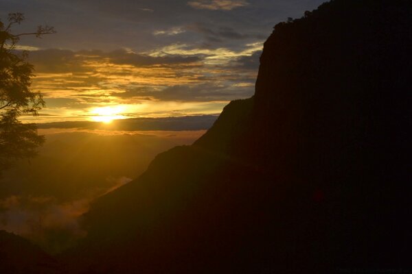 Paisaje de puesta de sol en el fondo de las montañas