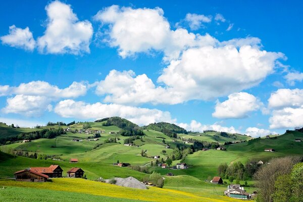 Petites maisons sur les collines verdoyantes