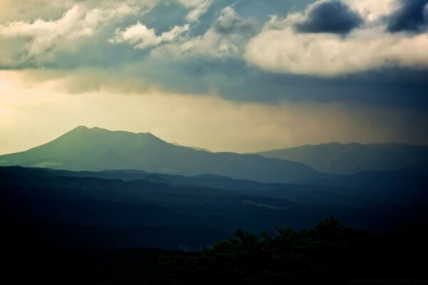 Bela paisagem com vista para as montanhas através da névoa