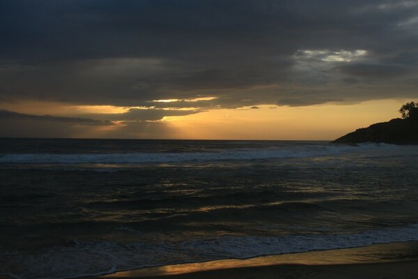 Hermosa puesta de sol en el mar