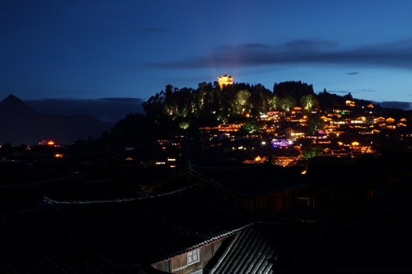 Eine Stadt in Asien versinkt im Dunkeln