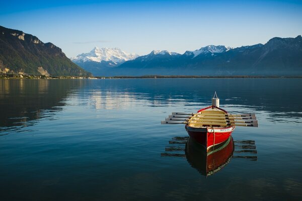 Reflexion der Berge im blauen See