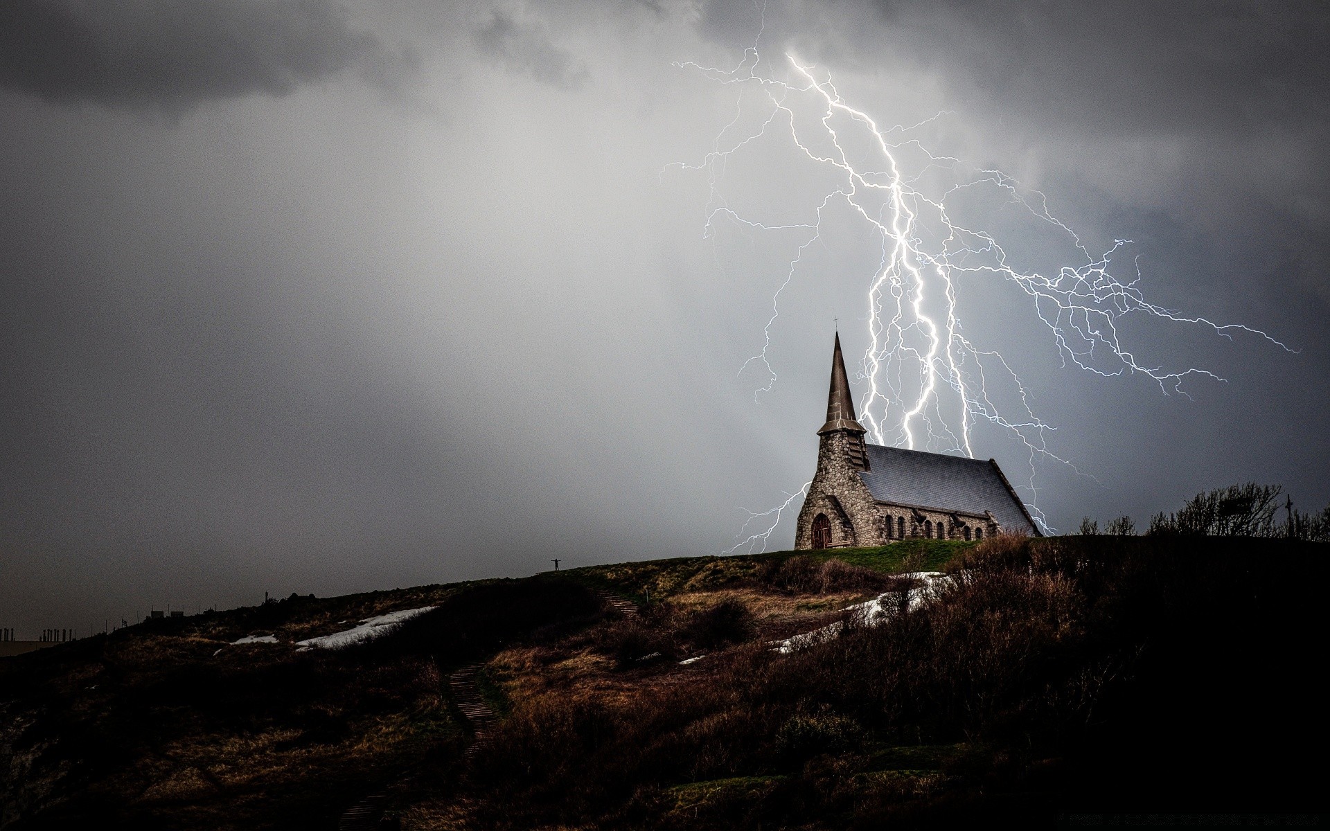 europa tempestade paisagem céu névoa pôr do sol chuva luz natureza viagens amanhecer montanhas tempo ao ar livre noite névoa escuro anoitecer dramático árvore