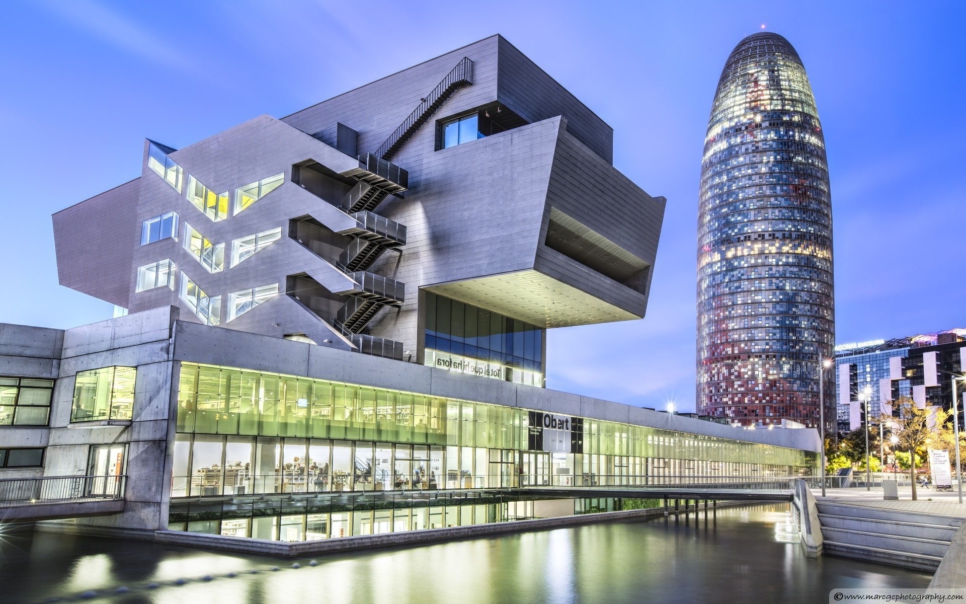 europa architektur moderne stadt reflexion himmel wirtschaft glas futuristisch haus modern wolkenkratzer im freien büro reisen stadt hoch