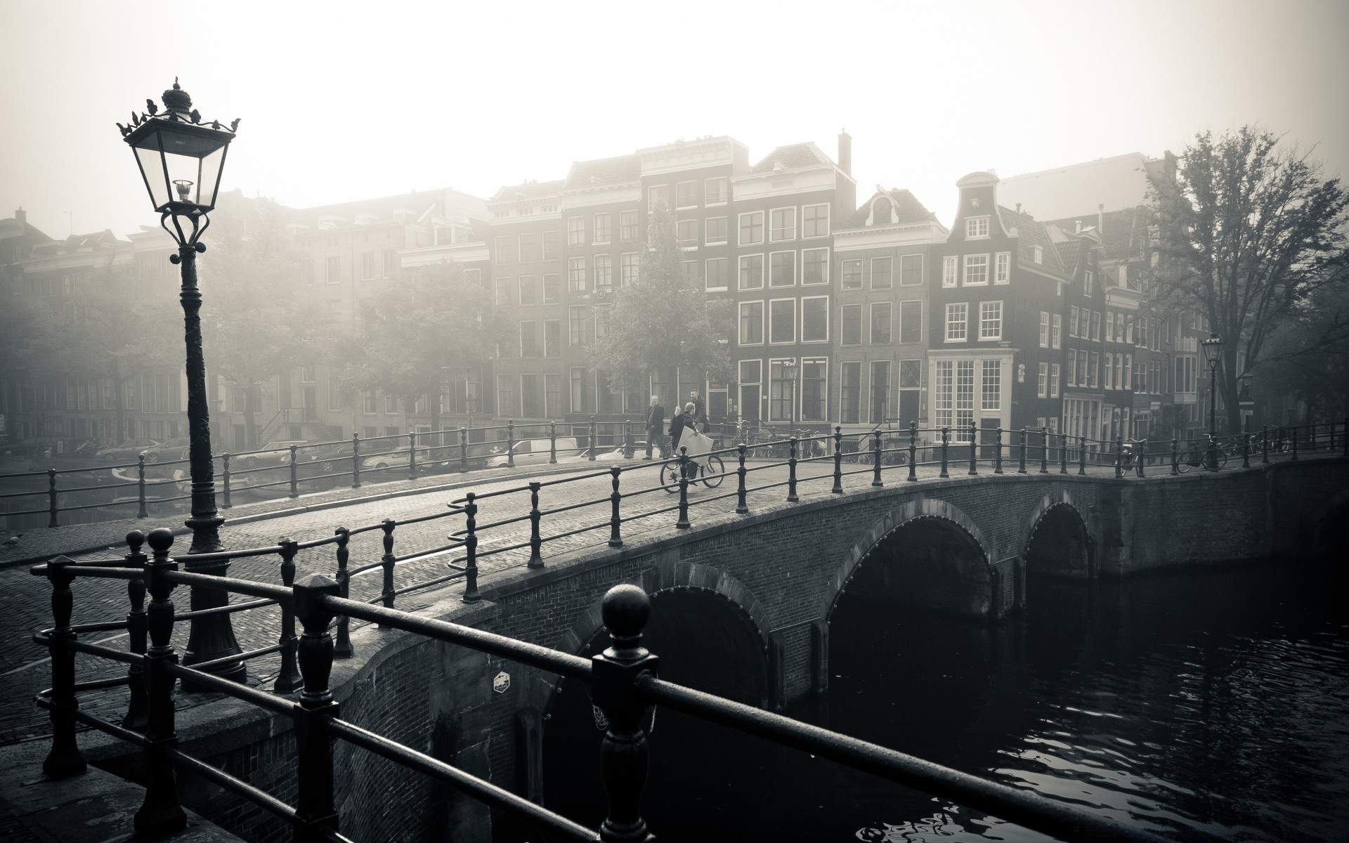 europa fluss auto stadt wasser brücke transportsystem straße haus architektur reisen monochrom nebel reflexion wasserfahrzeug licht