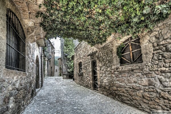 Ancienne ruelle. Mur de pierre