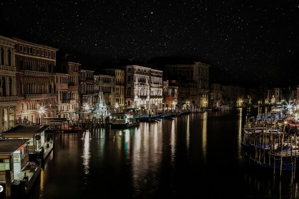 Vista de la ciudad nocturna de pie en el río