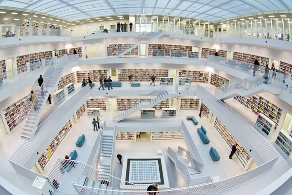 Moderne Bibliothek in Weiß