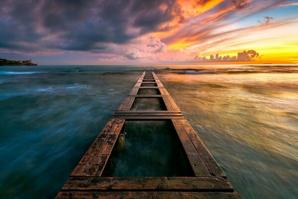 Mar y puesta de sol, nubes sobre el agua