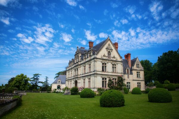 Belle maison européenne avec pelouse