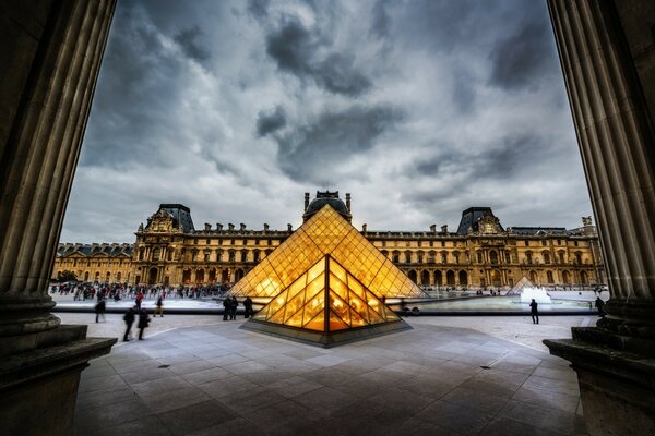 Der Louvre ist die wichtigsten Orte zu besuchen