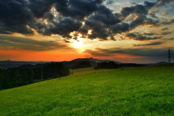 Hermoso paisaje al atardecer en la naturaleza