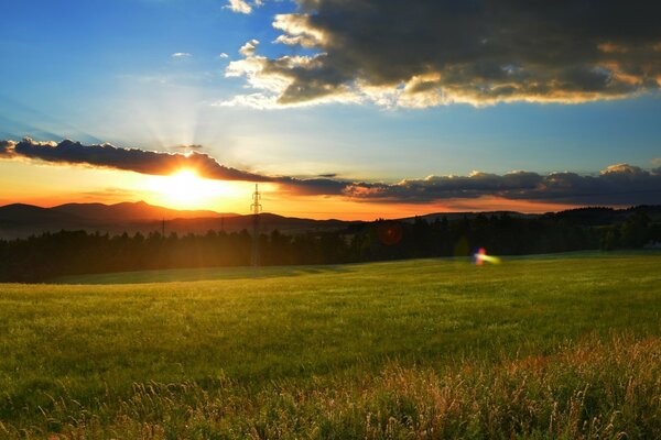 Coucher de soleil sur le ciel nuageux