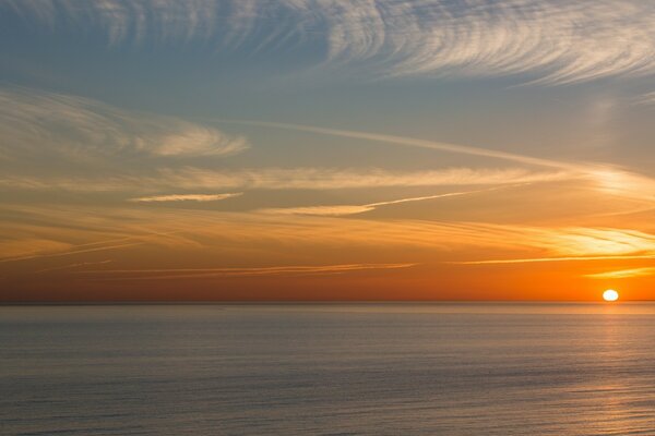 Tramonto colorato sulle acque Dell Europa