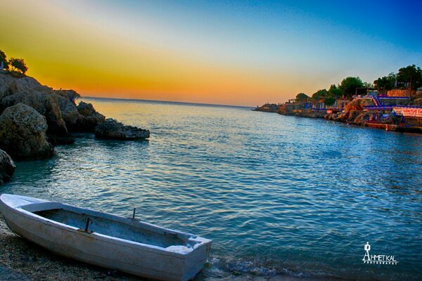 The white boat moored to the shore