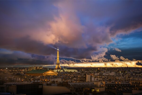 Les nuages semblent se coucher sur la ville