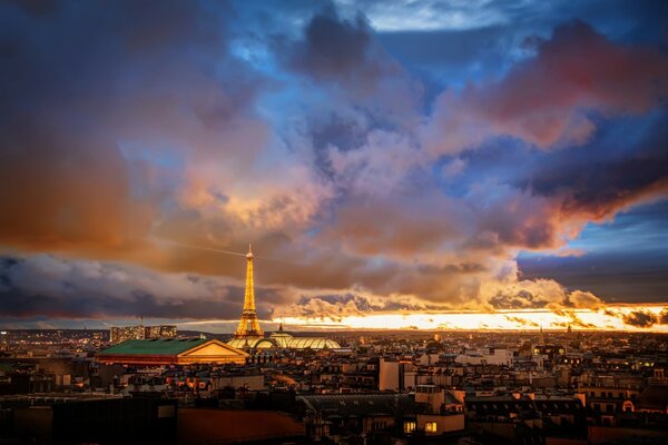 Otoño hermosa puesta de sol en Europa