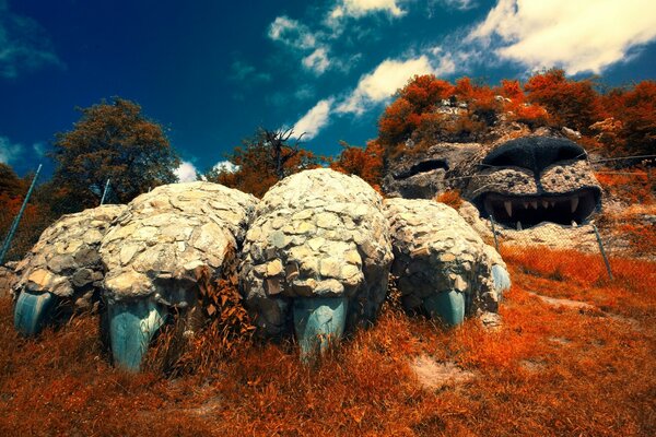 Paisagem assustadora contra o pano de fundo da natureza