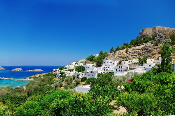 Strutture architettoniche sul fianco delle montagne vicino al mare