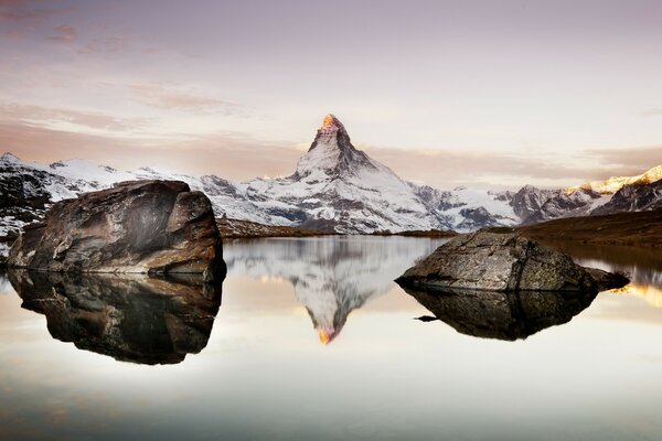 Lueur de la montagne sur l eau