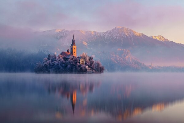 Amanecer en el lago de Europa