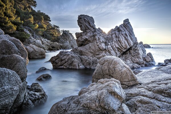 Необычные камни в море. Очень красивое зрелище