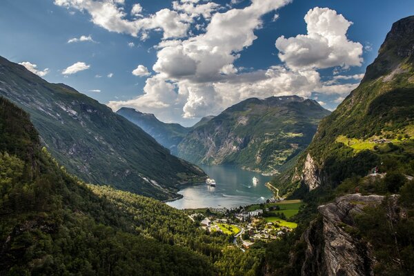 Uma pequena cidade entre montanhas enormes