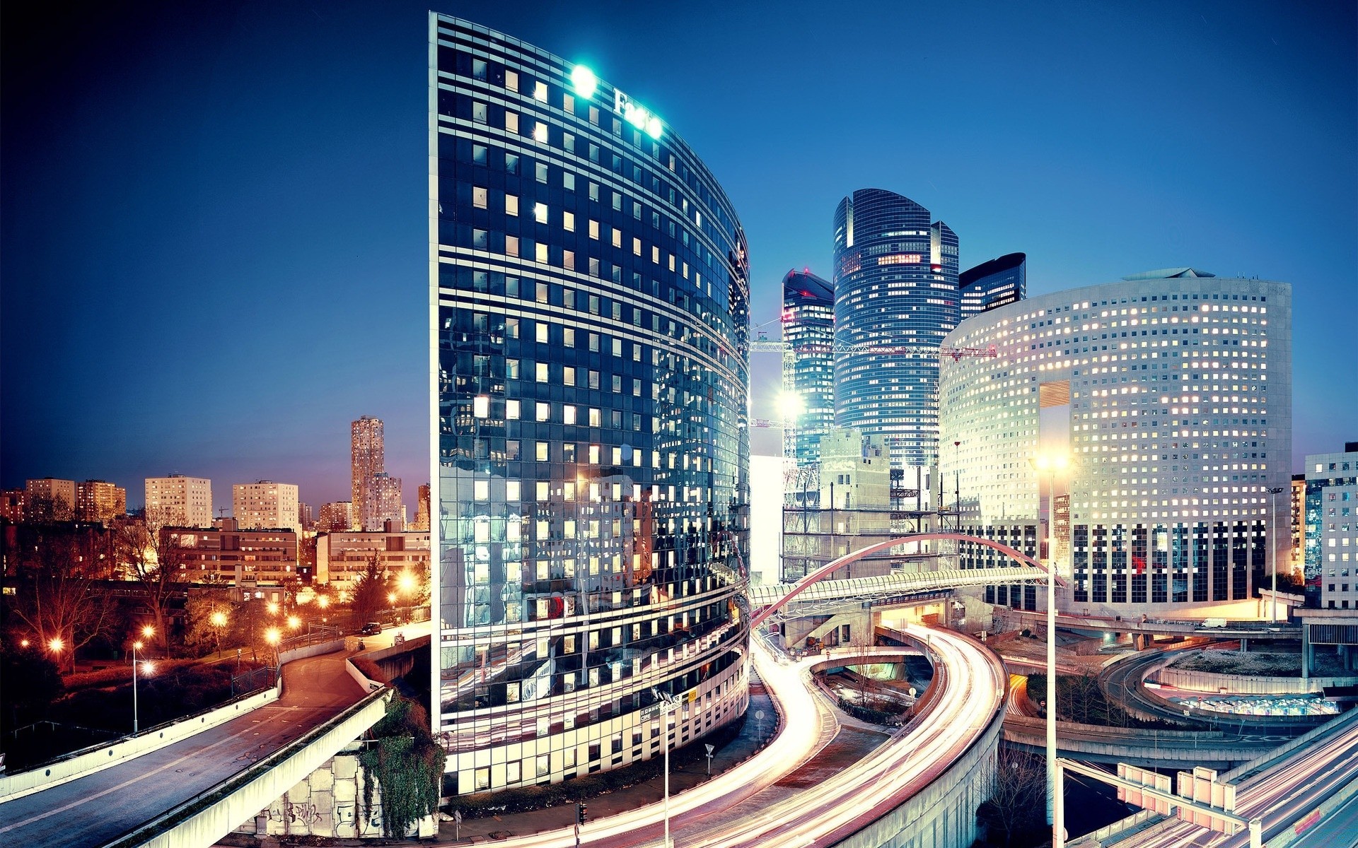 europa stadt architektur haus modern verkehr dämmerung wolkenkratzer stadt reisen städtisch straße stadtzentrum verkehrssystem abend hintergrundbeleuchtung geschäft himmel auto autobahn skyline