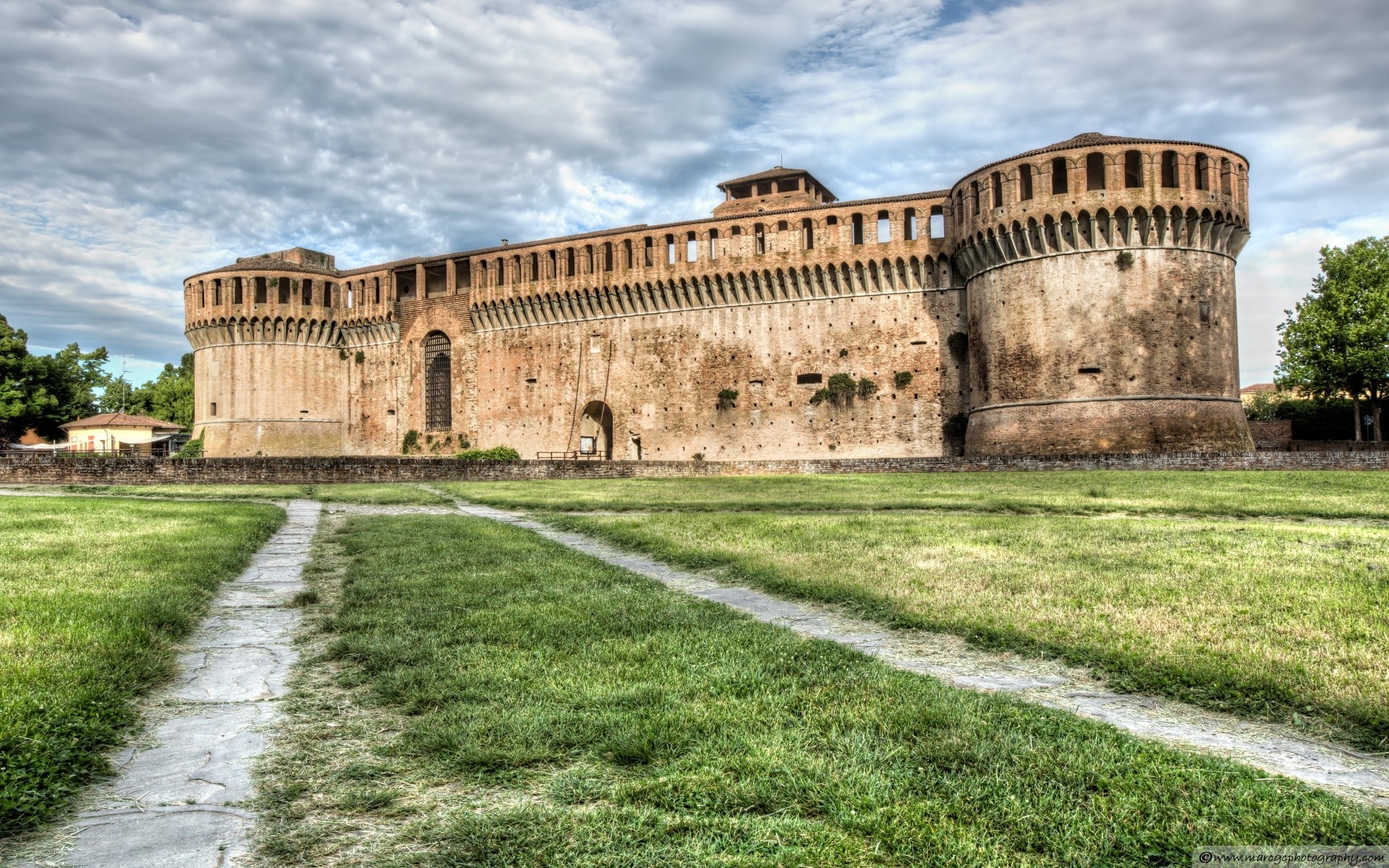 europa architettura vecchia casa antico castello viaggi cielo punto di riferimento turismo storico monumento pietra pareti all aperto città torre gotico esterno cultura