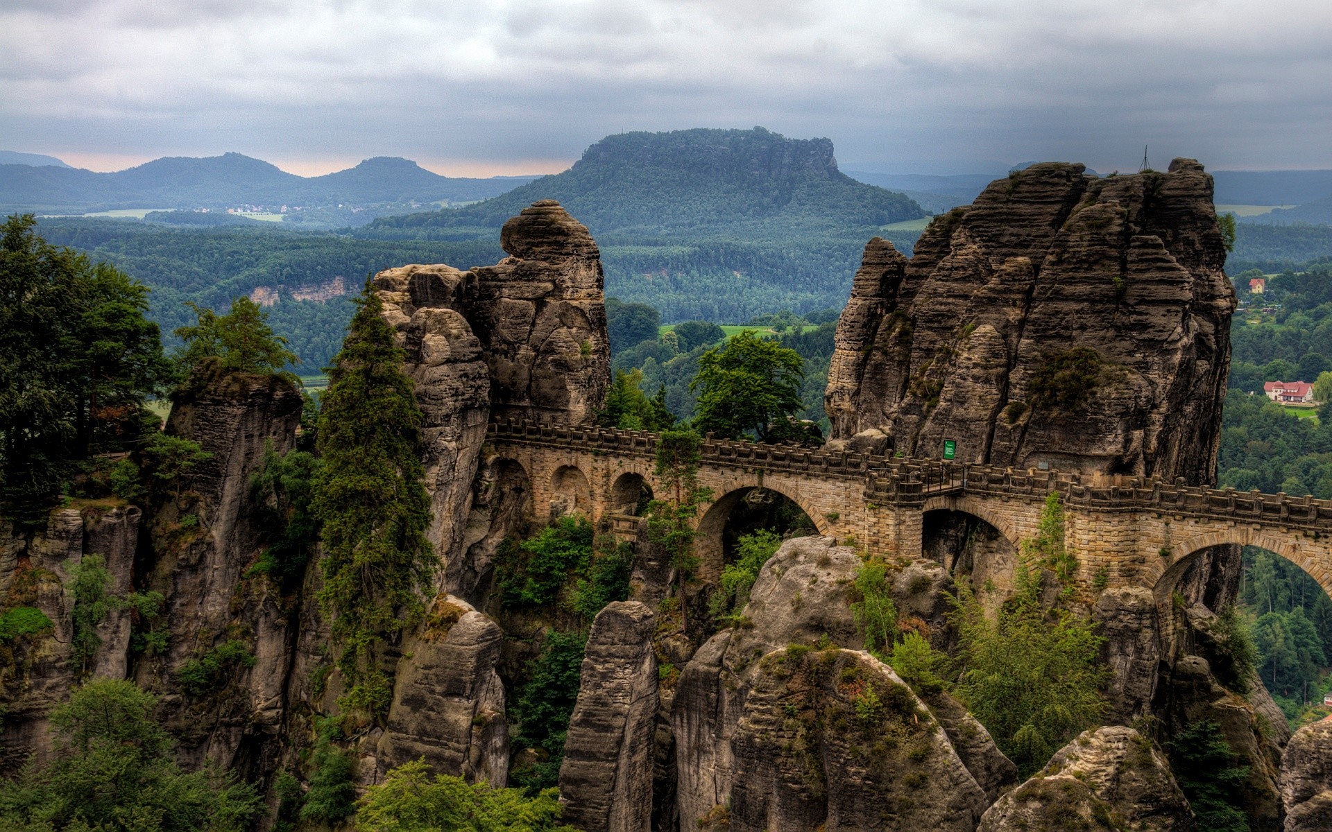 europa viaggi paesaggio roccia montagna natura cielo scenico architettura turismo antico valle all aperto pietra estate albero monastero spettacolo religione