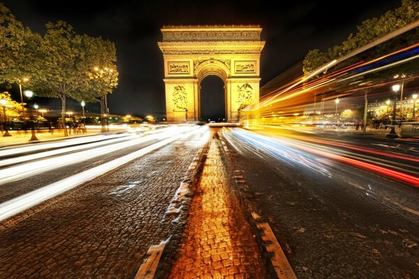 Arco en París en la carretera en la ciudad de la noche