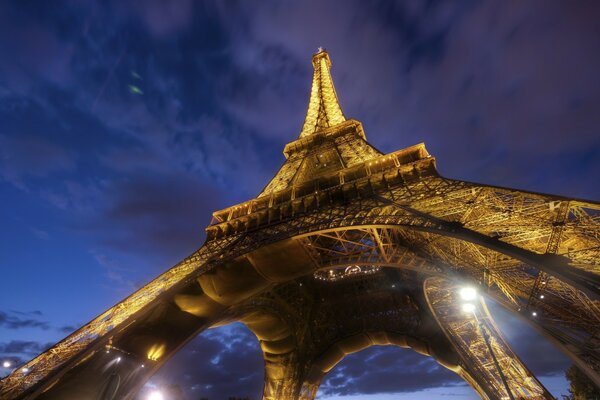 Torre Eiffel vista de baixo