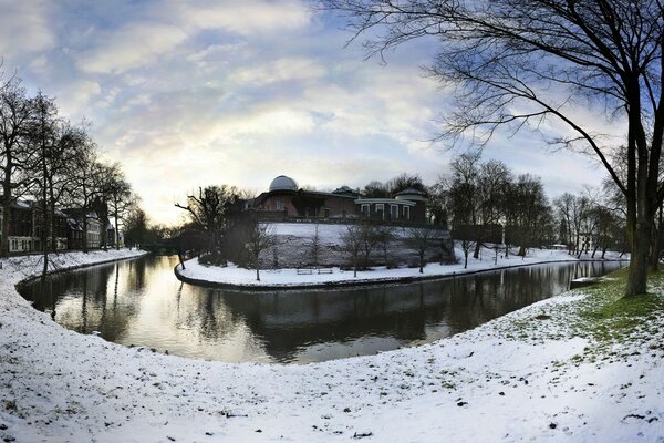 Zimowy park ze stawem niezamarzającym