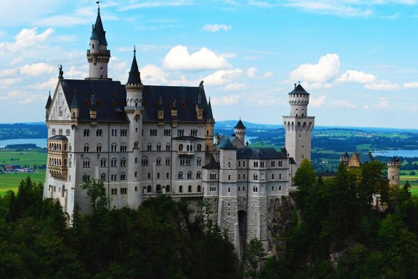 Ein hohes Schloss in einem Feld in der Nähe des Flusses