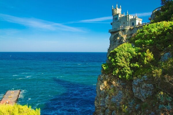 Ein hoher Turm. Blaues Meer