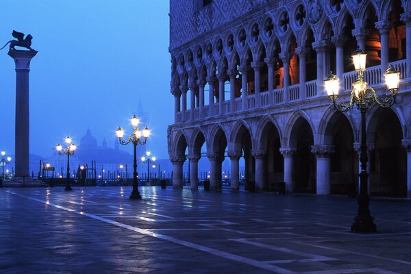 Viaggio attraverso i monumenti architettonici D Europa