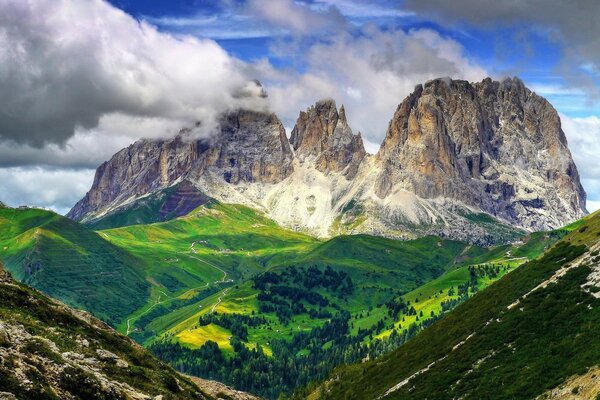 Altas montañas que llegan al cielo